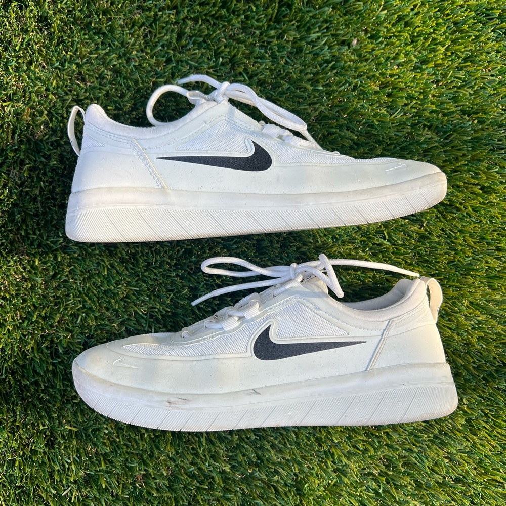 Nike White and Black Casual Sneakers